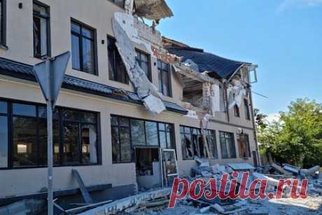 В Общественной палате заявили о 10 раненных при обстреле Херсона журналистах. В Общественной палате заявили, что при ракетном обстреле переправы в Херсоне были ранены 10 журналистов. Также были раскрыты подробности о погибших в результате удара. О том, что Вооруженные силы Украины нанесли удар по переправе, стало известно утром в пятницу, 21 октября.