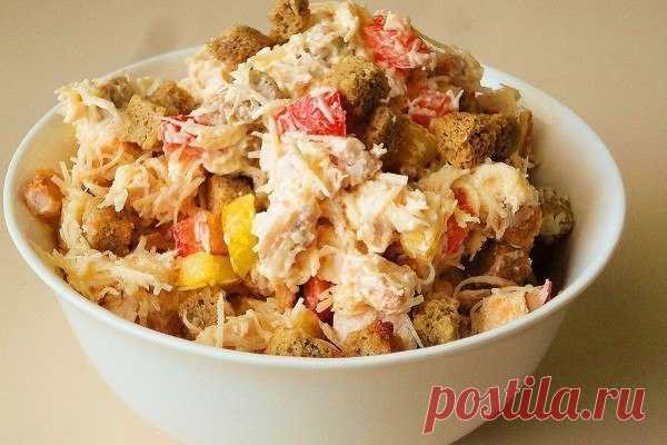 Быстрый и вкусный салат с курицей и сухариками  Сухарики лучше добавлять перед подачей, тогда они так прикольно хрустят!
