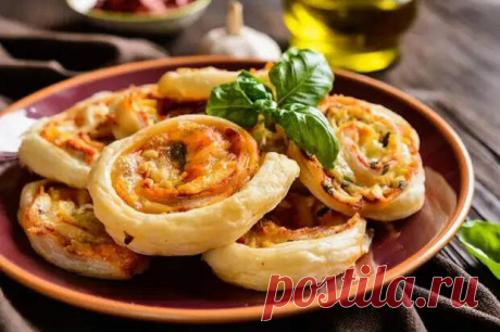 Фантазируем и печем: рецепты из слоеного теста на каждый день - Будет вкусно - Медиаплатформа МирТесен Если в морозилке найдется пачка слоеного теста, вам всегда будет чем утешить проголодавшихся домочадцев или встретить неожиданных гостей. Речь не только о слойках конвертиком или круассанах. При желании вы сможете сделать быстрый завтрак, ссобойки на работу или в школу, закуски для фуршета или - 22 октября - 43304752364 - Медиаплатформа МирТесен