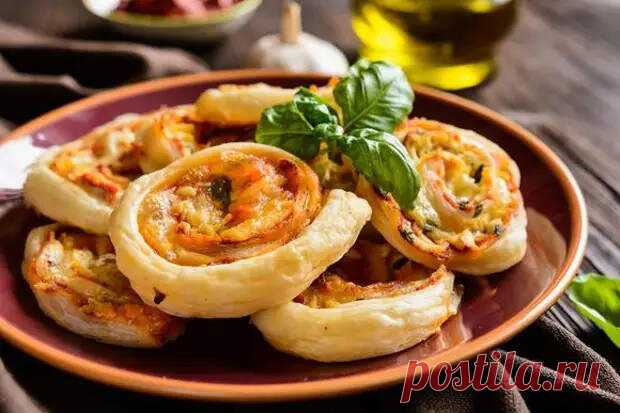 Фантазируем и печем: рецепты из слоеного теста на каждый день - Будет вкусно - Медиаплатформа МирТесен Если в морозилке найдется пачка слоеного теста, вам всегда будет чем утешить проголодавшихся домочадцев или встретить неожиданных гостей. Речь не только о слойках конвертиком или круассанах. При желании вы сможете сделать быстрый завтрак, ссобойки на работу или в школу, закуски для фуршета или - 22 октября - 43304752364 - Медиаплатформа МирТесен