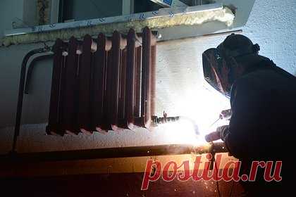 Назван способ отмыть чугунную батарею. Отмыть чугунную батарею можно с помощью радиаторной кисти. Способ избавиться от грязи на таком устройстве назвали эксперты сетевого издания «БелНовости». Помимо кисти, понадобится мыльная вода. С помощью пульверизатора жидкость следует распределить между секциями батареи.