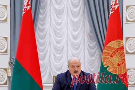 Лукашенко изменил условия введения военного положения в Белоруссии. Президент Белоруссии Александр Лукашенко подписал закон о наделении ВНС правом вводить военное и чрезвычайное положение в республике, а также направлять военнослужащих за ее пределы «для участия в обеспечении коллективной безопасности и деятельности по поддержанию международного мира и безопасности».