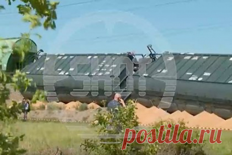 В результате взрыва на железной дороге в Крыму с рельсов сошли 11 вагонов. В Симферопольском районе Крыма в результате взрыва на железной дороге с рельсов сошли 11 вагонов, пять из них перевернулись, и еще один разорвало. Также оказались повреждены 75 метров железнодорожного полотна, а на месте взрыва образовалась воронка диаметром 12 метров. Пострадавших нет.