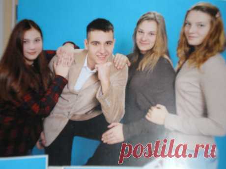 Гена с одноклассницами