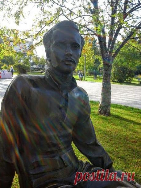 Осень.🍁🍁🍁🍁🍁🍁 
Листья в поле пожелтели, 
И кружатся и летят; 
Лишь в бору поникши ели 
Зелень мрачную хранят. 
Под нависшею скалою 
Уж не любит, меж цветов, 
Пахарь отдыхать порою 
От полуденных трудов. 
Зверь отважный поневоле 
Скрыться где-нибудь спешит. 
Ночью месяц тускл и поле 
Сквозь туман лишь серебрит.
М.Ю. Лермонтов. Скульптура в парке &quot;Музеон&quot;.
﻿