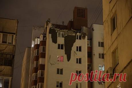 Оценены последствия попадания осколков снаряда в жилой дом в Белгороде. Две квартиры разрушены в результате попадания осколков неустановленного снаряда в жилой дом в Белгороде. Об этом сообщил губернатор Белгородской области Вячеслав Гладков. Он уточнил, что пострадал технический этаж и перекрытие квартиры на 16-м этаже. При этом инженерные коммуникации в доме в порядке.