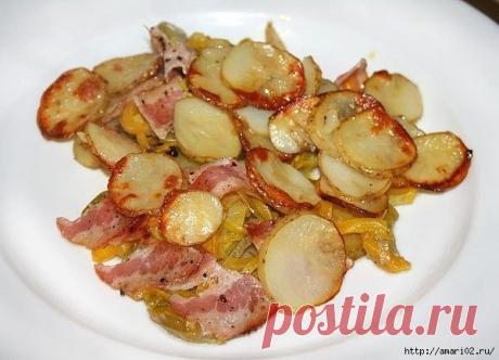 Картофельная запеканка с беконом и кабачком.