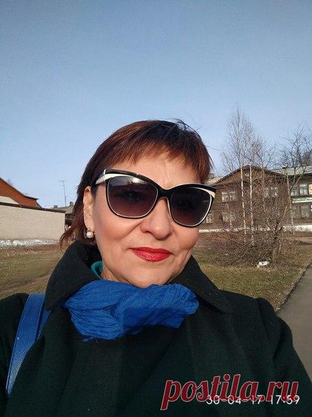 Делайте то, что заставляет вас чувствовать себя счастливыми. Будьте с теми, кто заставляет вас улыбаться. Смейтесь, любите, пока живете. Не думайте о времени, не слушайте чужие мнения, и не думайте о том, что может быть потом. 