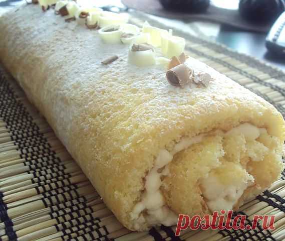 Рулет с белым шоколадом и грецкими орехами.