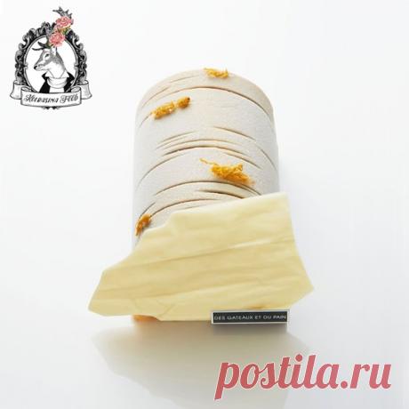 Рождественское полено «Кора дерева» от Claire Damon Клэр Дамон (Des gâteaux et du pain, Paris)
Миндальный бисквит, шоколадный крустилант, карамельное кремё, крем шантийи, карамель, белый велюр.
Рецепт: на 2 полена