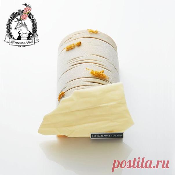 Рождественское полено «Кора дерева» от Claire Damon Клэр Дамон (Des gâteaux et du pain, Paris)

Миндальный бисквит, шоколадный крустилант, карамельное кремё, крем шантийи, карамель, белый велюр.
Рецепт: на 2 полена