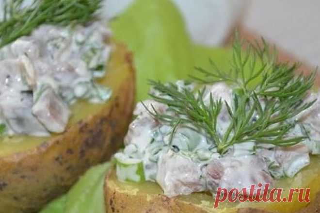 Печеный картофель с селедочным соусом Что может быть вкуснее и, одновременно, проще печеного картофеля с селедочным соусом? Если вы заняты, а нужно что-то приготовить – для вас этот вкусное второе блюдо - печеный картофель с селедочным соусом!