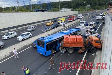 Количество пострадавших в ДТП с «КамАЗом» и автобусом в Москве увеличилось до 11. Количество пострадавших в ДТП с «КамАЗом» и автобусом в Москве увеличилось до 11. Авария произошла на Боровском шоссе. На кадрах опубликованного ролика с последствиями аварии видно образовавшуюся в результате происшествия большую пробку. На обочине находятся пострадавшие люди.