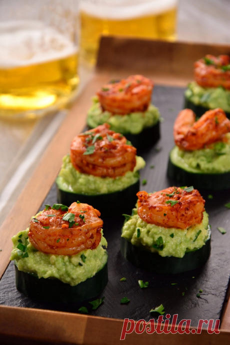 Оригинальный рецепт закуски из авокадо и креветок, поданные на ломтике огурца. Вкусно и с пользой для фигуры.
#рецепты #вкусняшки #готовимдома #мексиканская_кухня #этовкусно #авокадо