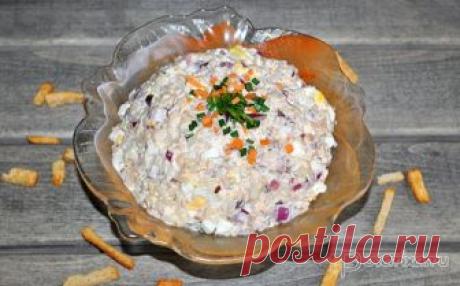 Салат с консервированной горбушей, рисом и яйцом Отличный рецепт для любителей салатов с рыбными консервами. Минимум ингредиентов и работы – и максимум вкуса.