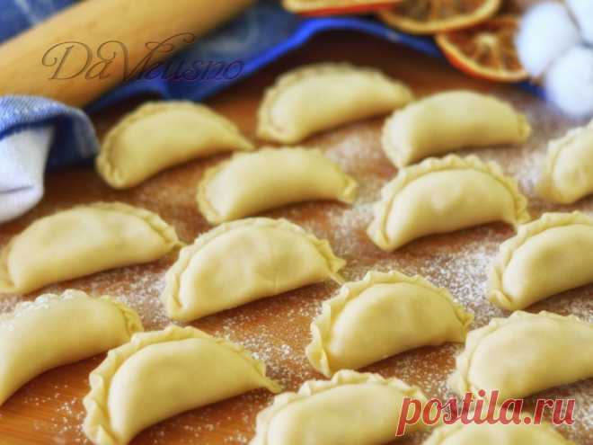 Вареники с картошкой и луком! Правильное тесто на вареники от DaVkusno ✅ Вареники с картошкой и луком - это именно то блюдо, от которого никто не может отказаться. Это мой проверенный и самый любимый рецепт, здесь получается идеально все: тесто (очень нежное, не разваривающееся), картофельная начинка с лучком. Процесс может показаться довольно трудоемким, но...