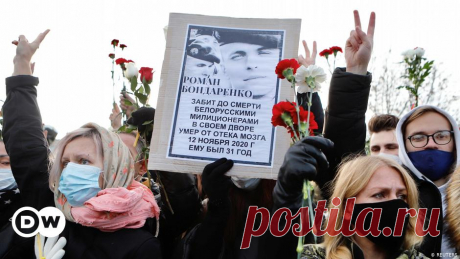 Роман Бондаренко умер в больнице в Минске после того, как его во дворе дома избили неизвестные люди. Его мама Елена рассказала DW, как добивается возбуждения уголовного дела. &quot;В отношении лиц, которые действительно совершили преступление, убив моего сына, дело не заведено, а заведено в отношении врача, который сказал правду, и журналистки, которая тоже сказала правду&quot;, - говорит мать Романа Бондаренко, умершего после избиения