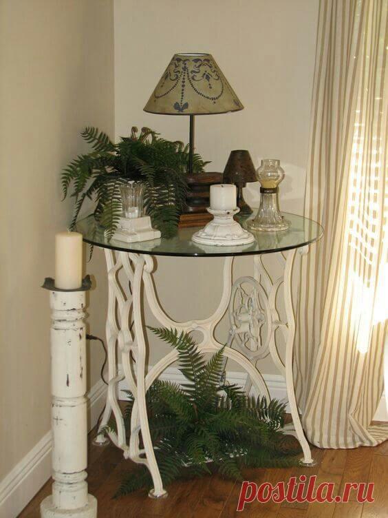 Новая жизнь старинной швейной машинки: идеи переделок | Тысяча и одна идея Старая швейная машинка с ножным приводом могла служить одной семье годами. К сожалению, даже очень надежная вещь подвержена износу, и в какой-то момент ремонтировать помощницу становится нецелесообразным. Но это не значит, что вы не можете сохранить эту вещь в доме вместе с приятными воспоминаниями. Сделайте из машинки интересную мебель или декор для дома. Это может быть небольшая консоль или полноц...