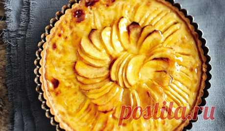 Somerset Apple Tart This beautiful apple tart from the Great British Bake Off: Big Book of Baking makes a perfect, comforting autumn treat to enjoy with a cup of tea, or as an elegant dinner party dessert. Dial up the decadence by adding apple brandy, or use vanilla for an extra sweet touch.