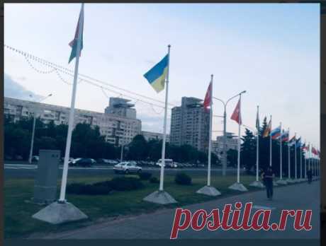 В Минске в районе Национальной библиотеки развесили флаги стран-участниц Европейских игр-2019. Вторым вслед за белоруским висит украинский флаг 🇺🇦 – вот кто белорусам действительно братский народ.