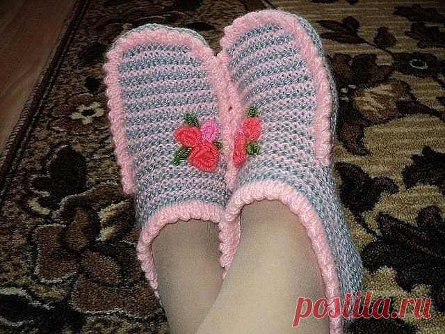 Тапочки от Елены Бобровничей
#вяжутнетолькобабушки #вязание #вязаниеспицами  #вязаниекрючком #рукоделие #knitting #knit #handmade #хобби #творчество #хендмейд #спицы #схемы #красивыекартинки #шитье #схемы #ажурныеузоры #жаккард #ярмаркамастеров #люблювязать #описаниясхемы #спицы #пряжа #крючок #вязатьмодно