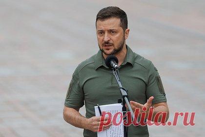 Зеленского заметили в футболке с затоптанным советским космонавтом. Авторы анонимного Telegram -канала «НеМалахов» заметили, что президент Украины Владимир Зеленский оделся в футболку с призывом «переходить на темную сторону». На футболке изображены «украинские космодесантники», топчущие советского космонавта, а также надпись на английском языке Come to the dark side.