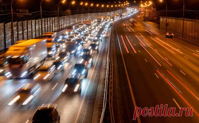 В ГД попросили разрешить водителям ездить до 150 км/ч на автомагистралях. Депутаты Госдумы хотят увеличить разрешенную скорость на автомагистралях со 130 до 150 км/ч.