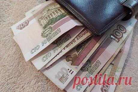 Власти собрались убеждать россиян откладывать деньги. Российских граждан собираются убеждать откладывать деньги на долгосрочный период, следует из сообщения на сайте правительства. Премьер Михаил Мишустин дал поручения Минфину и Минэкономразвития при участии российского Центробанка разработать механизмы стимулирования и поощрения формирования таких сбережений граждан.