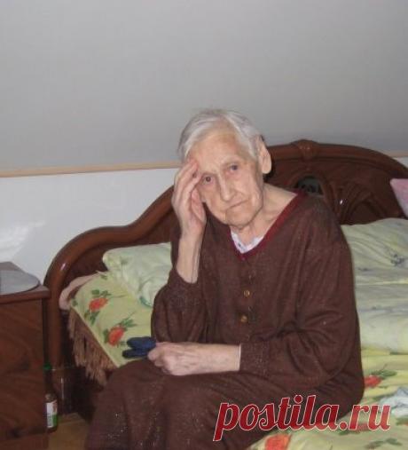 Заболела мама. Завещание
Нашла дочка у неё в шкафу.
И прочла: дай, дочка, обещание,
Сделать так, как я тебя прошу:
Если вдруг с постели снова встану,
Помоги мне, руку протяни.
И тогда ходить я снова стану,
А коль слягу, ты меня не вини.
Если я запачкаюсь однажды,
Или на пол уроню еду.
Помни, в моём возрасте так каждый,
Рук не чувствуем мы на свою беду.
Если ты поймёшь, что я не слышу,
Не кричи, ещё раз повтори.
Коль заметишь, что уже не вижу,
Ты возьми и за руку веди.
Вспомни  те уроки, что