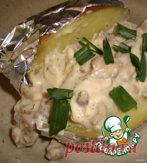 Картофель, запеченый в фольге с сырно-грибным соусом - кулинарный рецепт