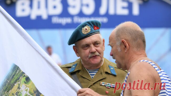 Ветераны-десантники отмечают день ВДВ в Парке Горького в Москве