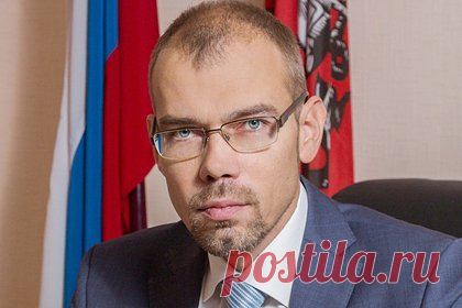 В московской школе отреагировали на обвинение пожилого учителя в педофилии. После того как стало известно, что один из учителей московской школы № 2001 развращал учениц во время уроков, преподавателя уволили. Об этом, реагируя на случившееся, заявил директор образовательного учреждения Алексей Бойков, его комментарий есть в распоряжении «Ленты.ру».