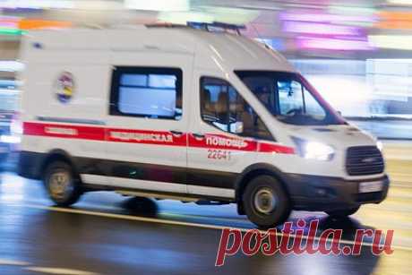 Металлический контейнер упал на головы российских стюардесс перед началом рейса