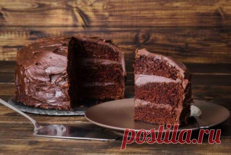 ТОРТ ОТЕЛЛО 
 
Ингредиенты: 
 
Для теста: 
Яйца – 4 шт. 
Сода – 1 ч.л. 
Сахар – 1 ст. 
Мука – 1 ст. 
Какао – 4 ст.л 
 
Для крема: 
Молоко – 1 ст. 
Мука – 2 ст.л. 
Яйца – 1 шт. 
Сахар – пол стакана 
Ванилина 
Сливочное масло – 50 гр 
Какао – 3 ст.л. 
 
Для глазури: 
Молоко – 4 ст.л. 
Сахар – 1 ст.л. 
Какао – 1 ст.л. 
Сливочное масло – 50 гр 
 
Как готовить? 
Яйца предварительно достать из холодильника и согреть. Взбить их с сахаром, добавить муку, какао и соду и снова взбить. 
 
Выпекать, не откр