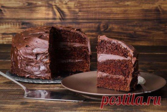 ТОРТ ОТЕЛЛО 
 
Ингредиенты: 
 
Для теста: 
Яйца – 4 шт. 
Сода – 1 ч.л. 
Сахар – 1 ст. 
Мука – 1 ст. 
Какао – 4 ст.л 
 
Для крема: 
Молоко – 1 ст. 
Мука – 2 ст.л. 
Яйца – 1 шт. 
Сахар – пол стакана 
Ванилина 
Сливочное масло – 50 гр 
Какао – 3 ст.л. 
 
Для глазури: 
Молоко – 4 ст.л. 
Сахар – 1 ст.л. 
Какао – 1 ст.л. 
Сливочное масло – 50 гр 
 
Как готовить? 
Яйца предварительно достать из холодильника и согреть. Взбить их с сахаром, добавить муку, какао и соду и снова взбить. 
 
Выпекать, не откр