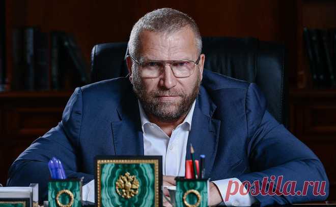 Глава таможни рассказал о ночной встрече с водителями в очереди фур. После ночной инспекции главы ФТС таможенных постов на границе с Белоруссией начальник Смоленской таможни лишился поста. Как прошел разговор с водителями фур глава ФТС Валерий Пикалёв рассказал в интервью РБК