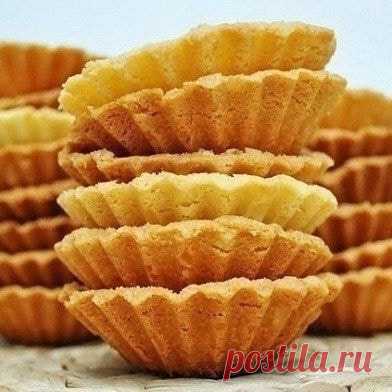 Тесто для корзиночек 
⠀
Корзиночки получаются настолько вкусными, что после этого теста мне не хочется пробовать никакое другое.
⠀
Корзиночки рассыпчатые, мягкие, настолько хрупкие, что нужно очень осторожно их вынимать из формочек. Ну, а в сочетании с густым джемом и вкусным белковым кремом - просто песня!
⠀
Ингредиенты:
●0,5 ст. сахара
●1 яйцо
●100 г слив. масла (мягкого)
●100 г маргарина (мягкого)
●0,5 ст.л. майонеза
●0,5 ч.л. гашеной соды
●2 ст. муки (450 г)
⠀
Приготов...