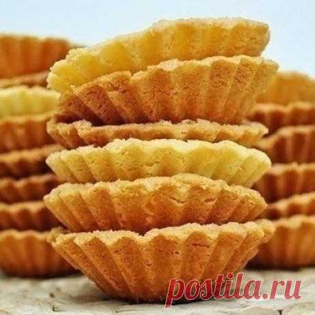 Тесто для корзиночек 
⠀
Корзиночки получаются настолько вкусными, что после этого теста мне не хочется пробовать никакое другое.
⠀
Корзиночки рассыпчатые, мягкие, настолько хрупкие, что нужно очень осторожно их вынимать из формочек. Ну, а в сочетании с густым джемом и вкусным белковым кремом - просто песня!
⠀
Ингредиенты:
●0,5 ст. сахара
●1 яйцо
●100 г слив. масла (мягкого)
●100 г маргарина (мягкого)
●0,5 ст.л. майонеза
●0,5 ч.л. гашеной соды
●2 ст. муки (450 г)
⠀
Приготов...