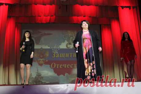 На  сцене  Любовь  Лобова.