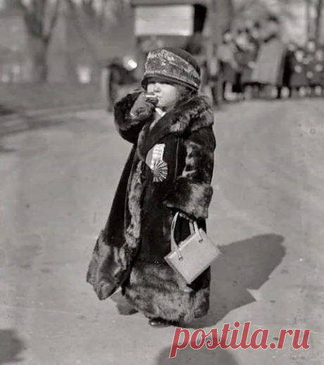 Жила-была девочка. Она бежала к счастью длинной и кривой дорогой. И думала, что это дорога единственная. А когда стала счастливой, увидела, что дорог к счастью много разных. И есть совсем короткие и ровные.

Жила-была девочка. Она всем рассказывала, что ей постоянно предлагают выйти замуж. Другие девочки ей почему-то не верили. А зря. Действительно, предлагали. Родители.

Жила-была девочка. Она пахала, как лошадь. Ржала, как лошадь. А на дискотеке скакала, как лошадь. И вс...