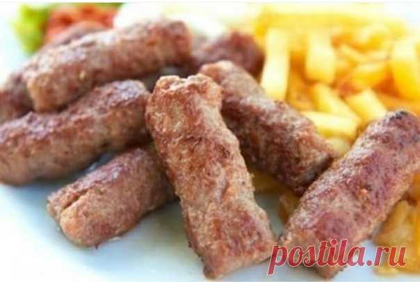 КОЛБАСКИ *ЧЕВАПЧИЧИ*

Ингредиенты

Свиной фарш 300 гр.
Говяжий фарш 300 гр.
Газированная вода 3 ст. л.
Растuтельное масло 2 ст. л.
Паприка 1 ст. л.
Сода 1 щепотка
Соль
Черный перец
Лук 1 шт.

Способ приготовления

Шаг 1 Соединяем два вида фарша, измельченный лук, добавляем соль, перец, паприку и соду. Перемешиваем. Заливаем фарш минеральной водой и хорошо вымешuваем в течение 10–15 минут. Смазываем мясной ком растительным маслом , накрываем крышкой и убираем в холодильник ...