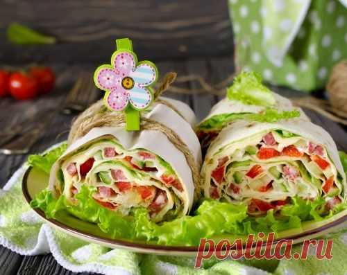 Рулет из лаваша с ветчиной и овощами