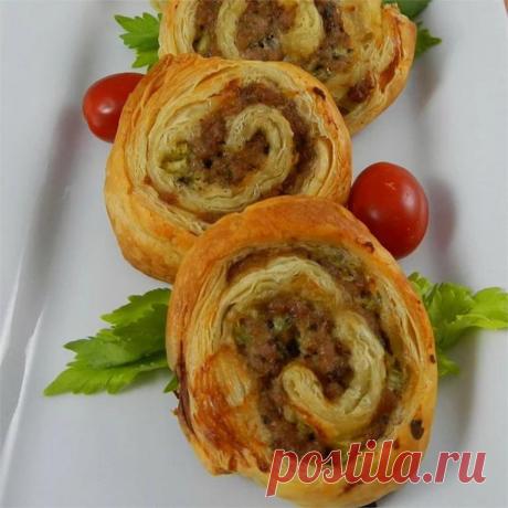 Всегда держу в холодильнике стратегический запас - пачку слоеного теста и полкило фарша. Готовлю из них потрясающие вертушки: рецепт