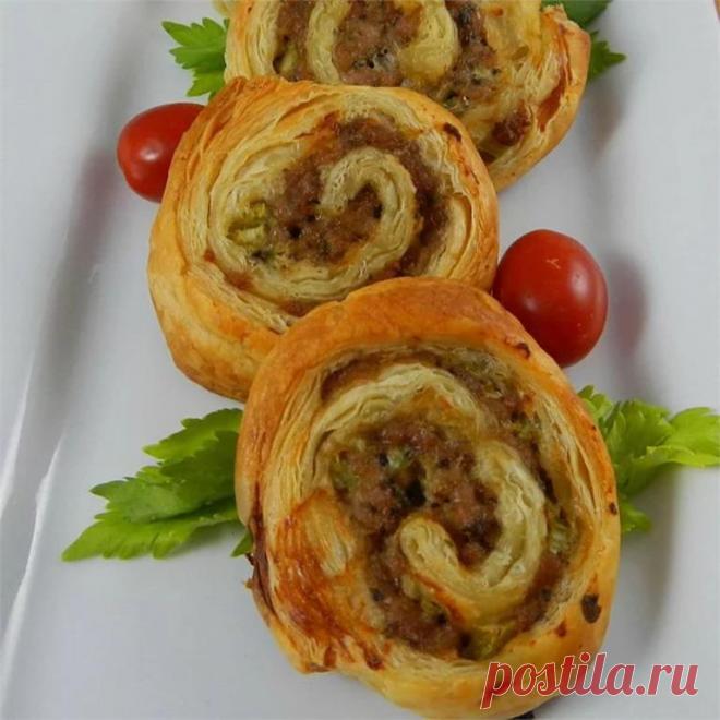 Всегда держу в холодильнике стратегический запас - пачку слоеного теста и полкило фарша. Готовлю из них потрясающие вертушки: рецепт