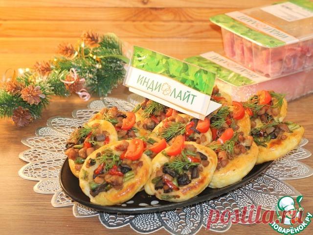 Закусочные пирожки с рубленной индейкой. Этот рецепт оценят любители несладкой выпечки. Из теста можно быстро приготовить изумительные по своей простоте и вкусу открытые пирожки с начинкой. Вкусные, мягкие, мясные пирожки с ароматом паприки - такую закусочную выпечку можно подать и на праздничный стол. Не любите возиться с тестом, тогда приготовьте из покупного слоеного теста!