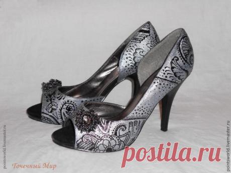 Обновляем замшевые туфли: делаем оригинальную роспись