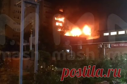 Многочисленные взрывы после падения самолета в российском городе попали на видео. Многочисленные взрывы на месте падения самолета в городе Ейске Краснодарского края попали на видео. Воздушное судно рухнуло во дворе жилого дома, после чего произошло возгорание топлива, огонь перекинулся на здание. По последним данным, площадь пожара составляет 2 тысячи квадратных метров.