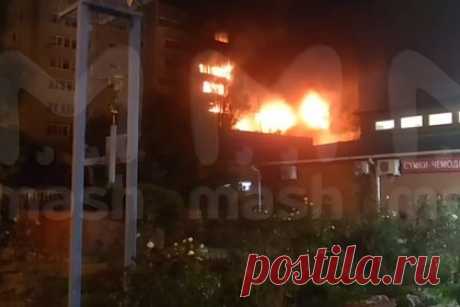 Многочисленные взрывы после падения самолета в российском городе попали на видео. Многочисленные взрывы на месте падения самолета в городе Ейске Краснодарского края попали на видео. Воздушное судно рухнуло во дворе жилого дома, после чего произошло возгорание топлива, огонь перекинулся на здание. По последним данным, площадь пожара составляет 2 тысячи квадратных метров.