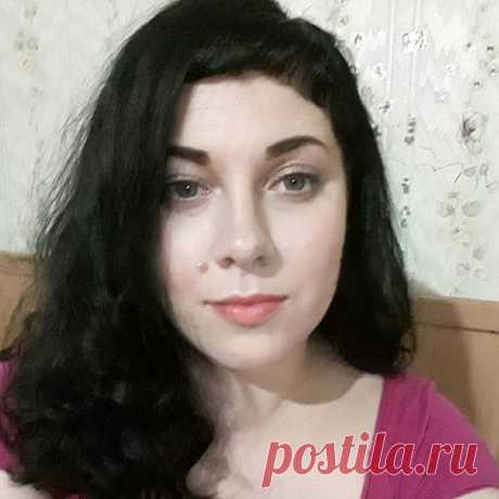 На изображении может находиться: один или несколько человек, часть тела крупным планом и в помещении