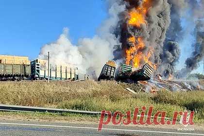 Поезд врезался в грузовик в России. Почти 20 вагонов сошли с рельсов, начался сильный пожар. Что известно о ЧП?